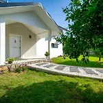 Muestakil Yuezme Havuzlu Genis Bahceli Villa Loft