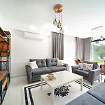 Muestakil Yuezme Havuzlu Genis Bahceli Villa Loft