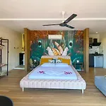 Jakuzili Havuzlu Tropical Balayi Temali Lux Villa