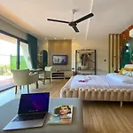 Jakuzili Havuzlu Tropical Balayi Temali Lux Villa
