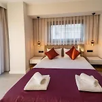 Merkezde 8 Kisilik Oezel Havuzlu Villa