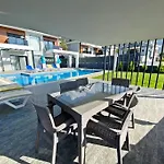 Nokta Park I 4+1 Villa, Oezel Havuzlu