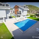 Aliya\'S Golden Spacious 3 Bed Apartment