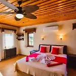 Fethiye Kayakoey\'De Oezel Havuzlu Muhafazakar Villa Kaya Konak