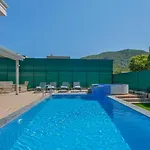 Villa Esmeralda, Jakuzili Cocuk Havuzlu Lueks Villa