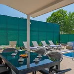 Villa Esmeralda, Jakuzili Cocuk Havuzlu Lueks Villa