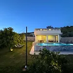Ultra Genis Bahceli Jakuzili Villa