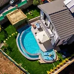 Loop House - Luxury Villa With Pool In Yesiluezuemlue
