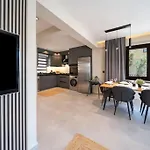 Havuzlu Korunakli Oezel Villa