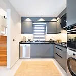 Havuzlu Korunakli Oezel Villa