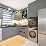 Havuzlu Korunakli Oezel Villa