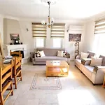 Muestakil Oezel Havuzlu Villa