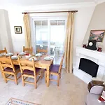 Muestakil Oezel Havuzlu Villa
