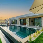 Seashell House - Private, Luxury, Pool, Sauna