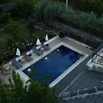 Lueks Bahceli Oezel Havuzlu Villa