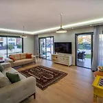 Merkezde Muhtesem Havuzlu Villa