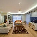 Merkezde Muhtesem Havuzlu Villa