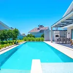 Plaja Yakin Lueks Villa