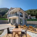 Doganin Icinde, Oezel Havuzlu, Bahceli Villa