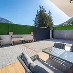 Doganin Icinde, Oezel Havuzlu, Bahceli Villa