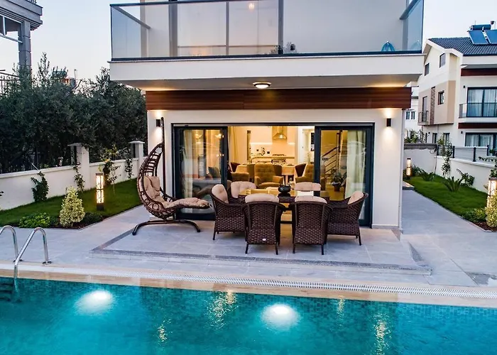 Merkezde 8 Kisilik Oezel Havuzlu Villa
