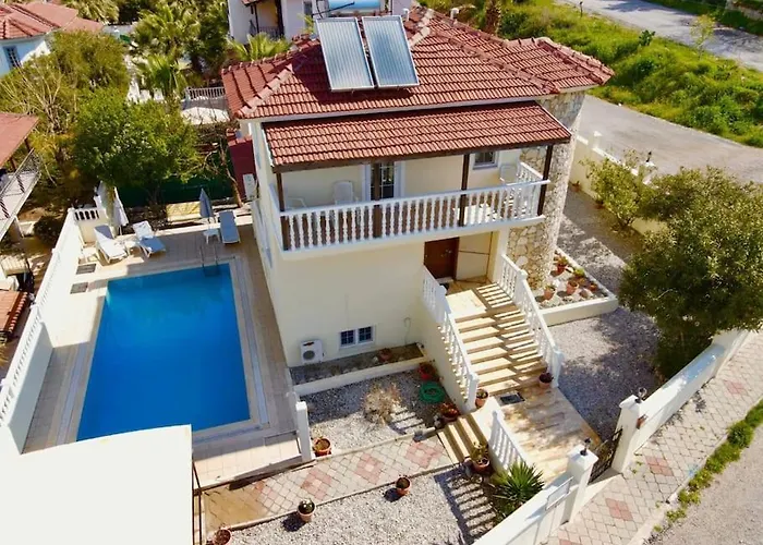 Muestakil Oezel Havuzlu Villa