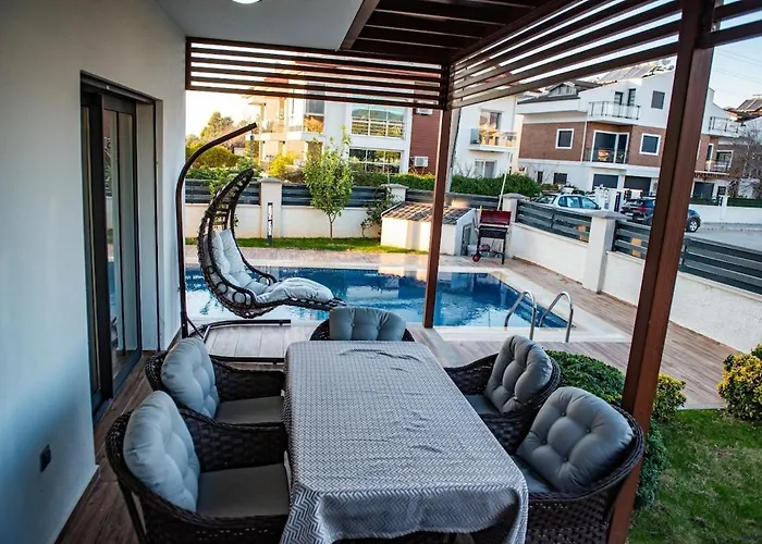 Merkezde Muhtesem Havuzlu Villa