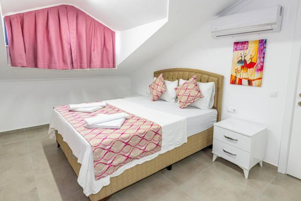 Violet - 4 Bedroom Holiday Villa In Oeluedeniz Fethiye