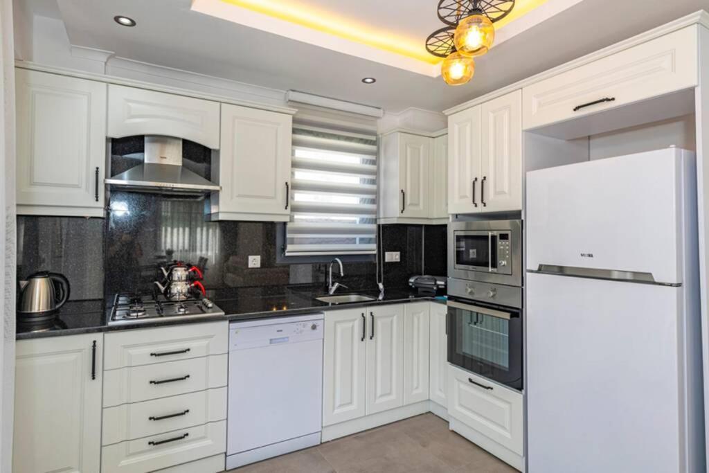 Villa Violet - 4 Bedroom Holiday Villa In Oeluedeniz Fethiye