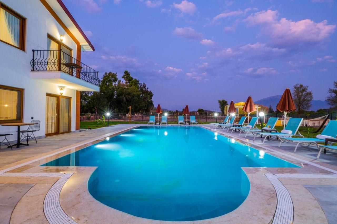 Ada Villa *