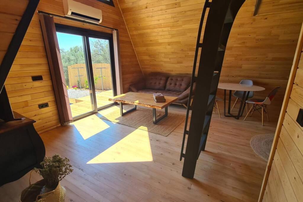 Holiday home Ugni Blanc Uzum Baglari Ve Zeytinlikler Icinde Mini Bir Cennet Ve Tiny House Konseptli Havuzlu Ucgen Ev - крошечный дом - скрытый рай