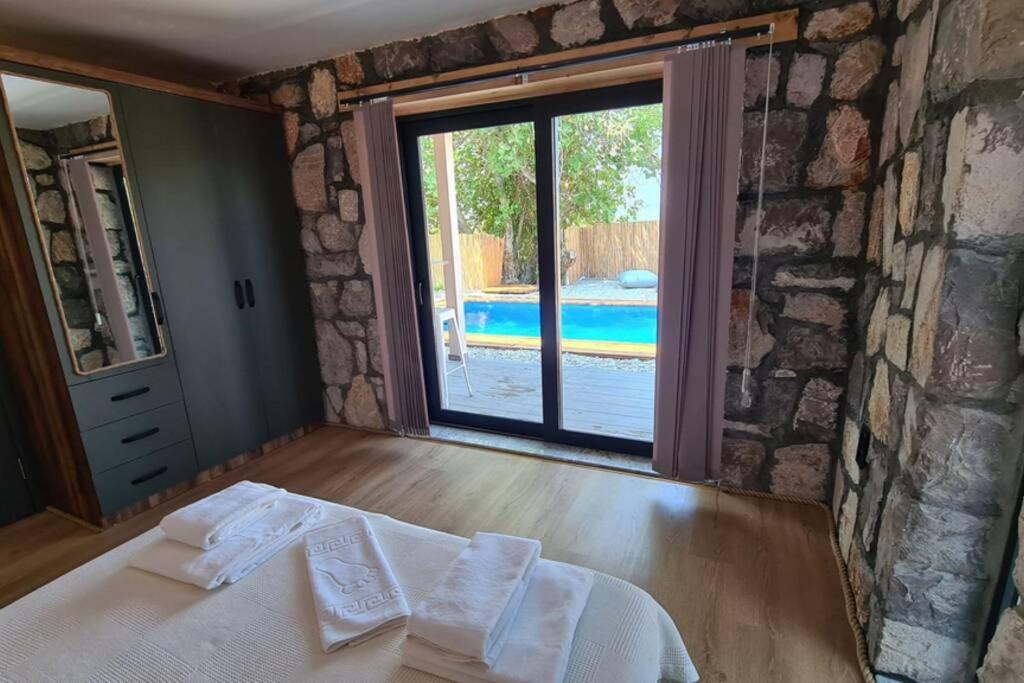 Mitos , Uzum Baglari Ve Zeytinlikler Icinde Mini Bir Cennet Ve Tas Ev - дом мифы Villa *