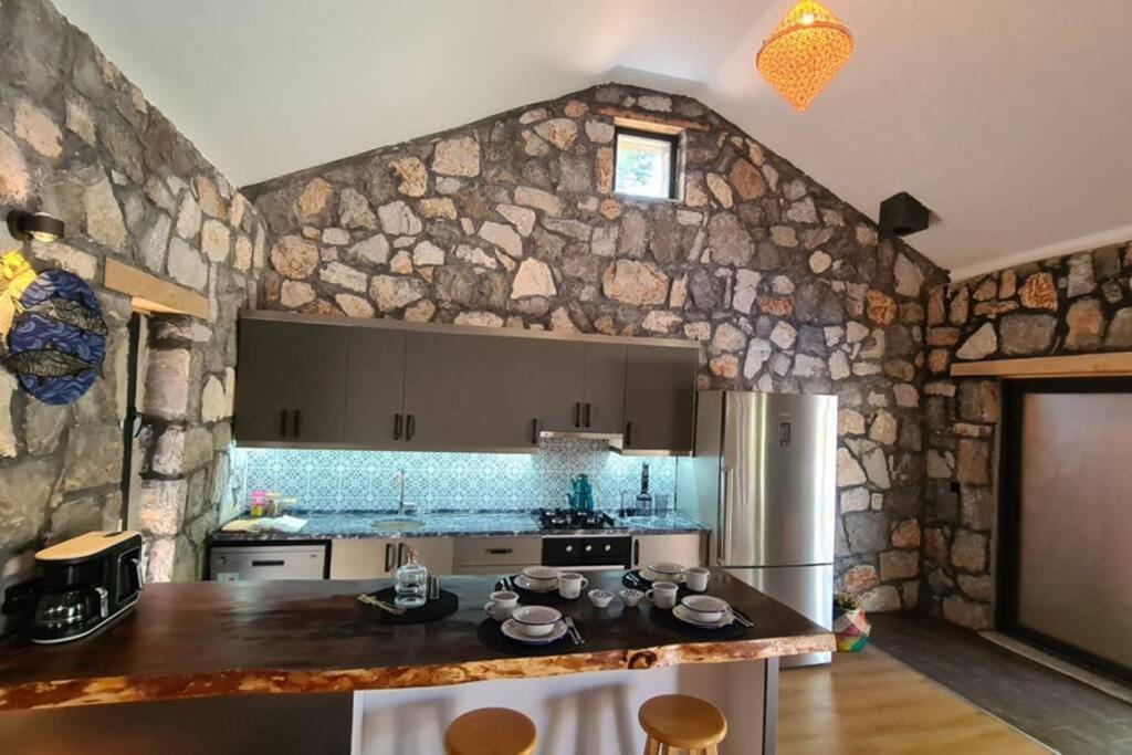Mitos , Uzum Baglari Ve Zeytinlikler Icinde Mini Bir Cennet Ve Tas Ev - дом мифы *