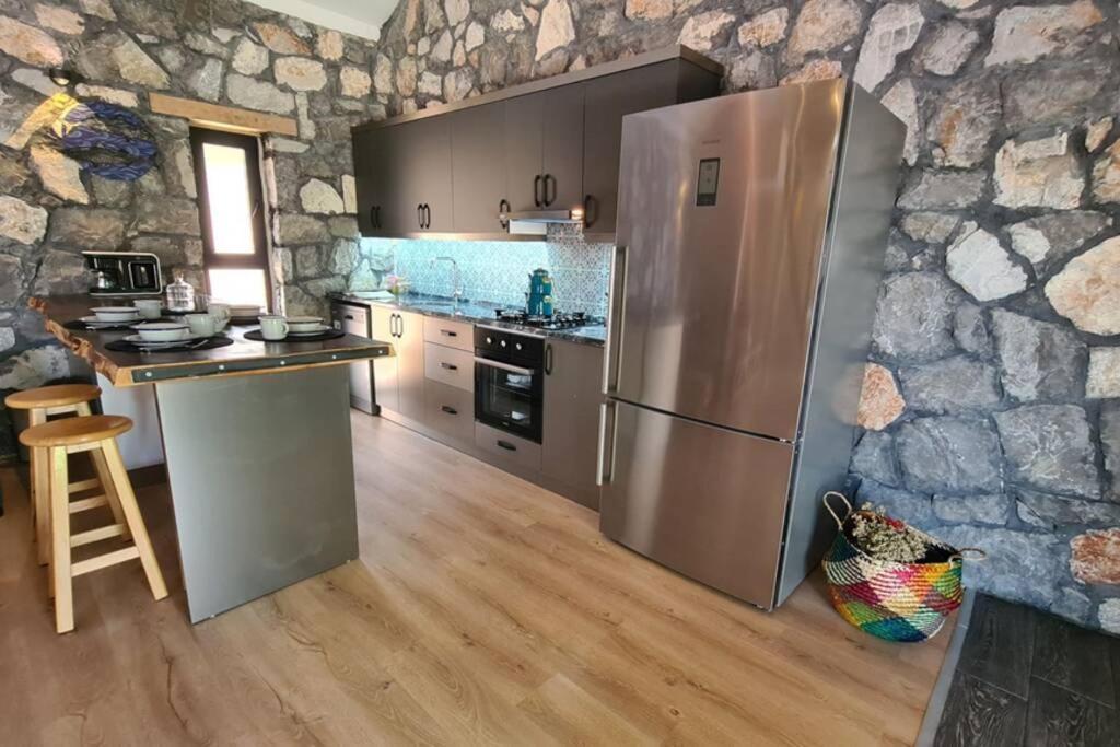 Villa Mitos , Uzum Baglari Ve Zeytinlikler Icinde Mini Bir Cennet Ve Tas Ev - дом мифы