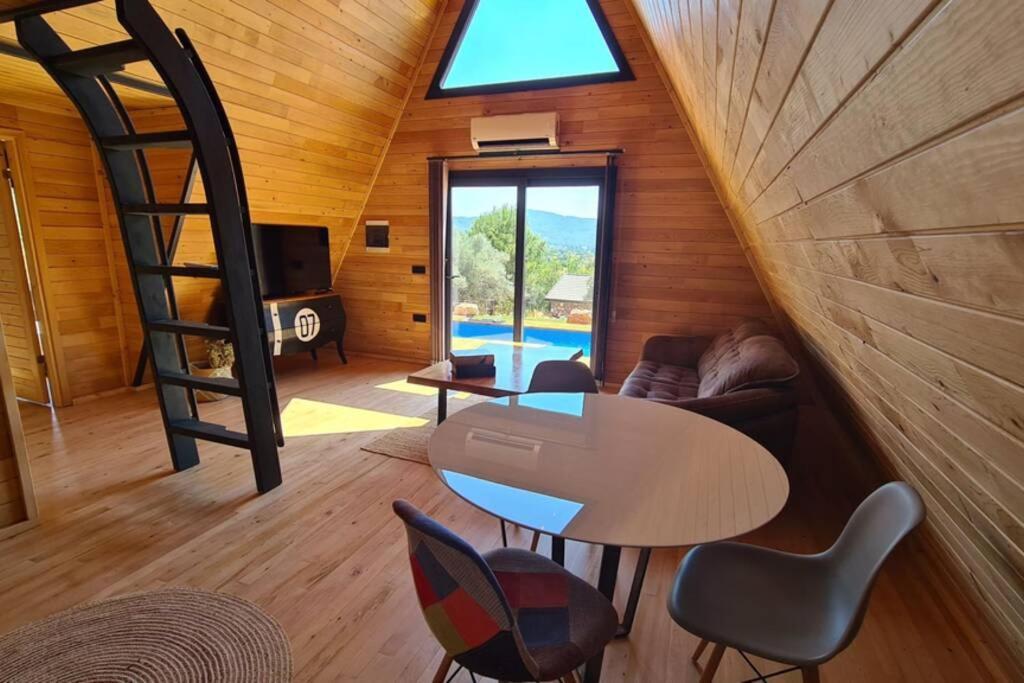 Ugni Blanc Uzum Baglari Ve Zeytinlikler Icinde Mini Bir Cennet Ve Tiny House Konseptli Havuzlu Ucgen Ev - крошечный дом - скрытый рай Holiday home *