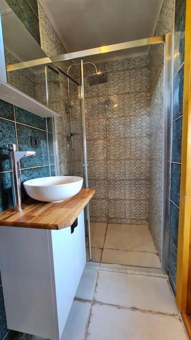 Alley Tiny House Villa *