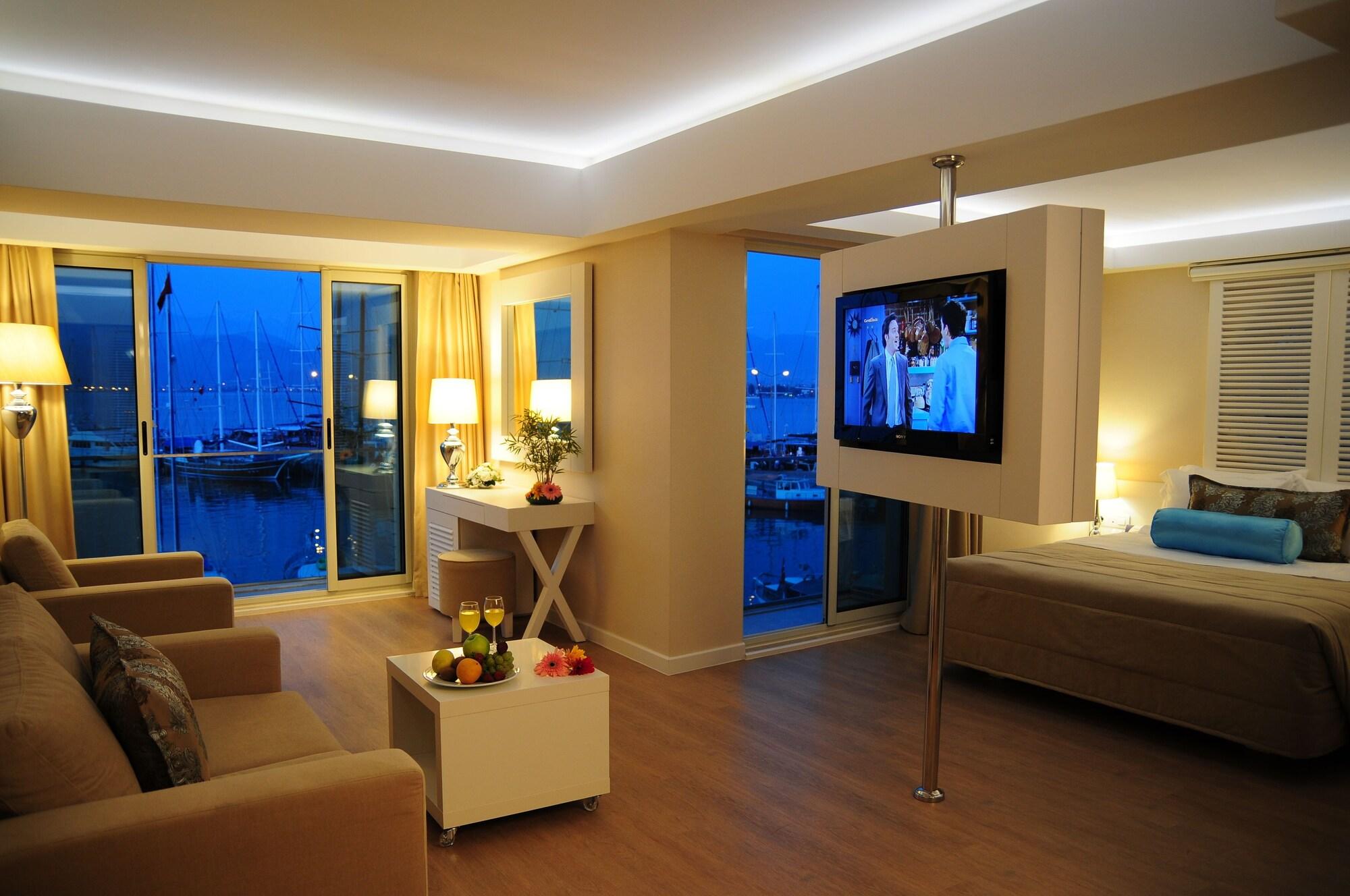 Alesta Yacht Hotel 4*