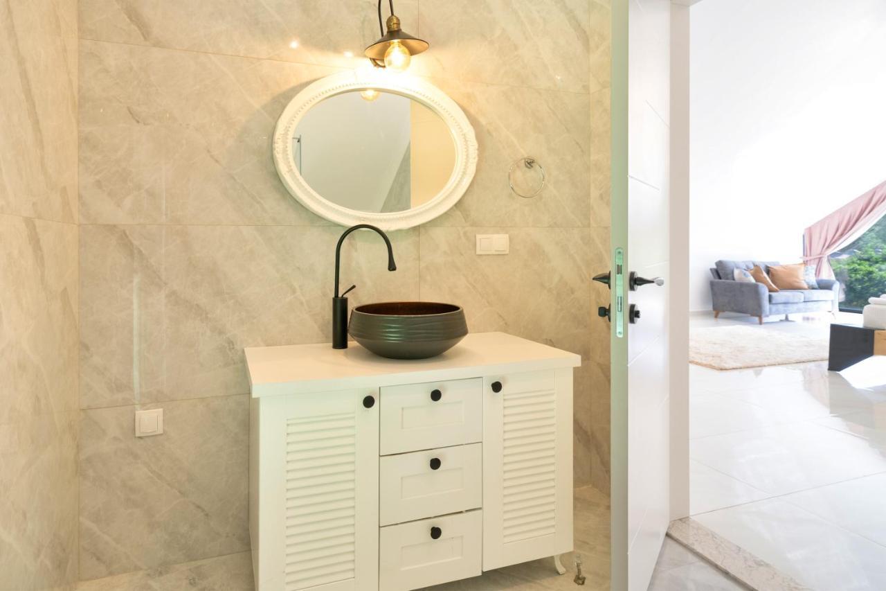 Villa Muestakil Yuezme Havuzlu Genis Bahceli Villa Loft