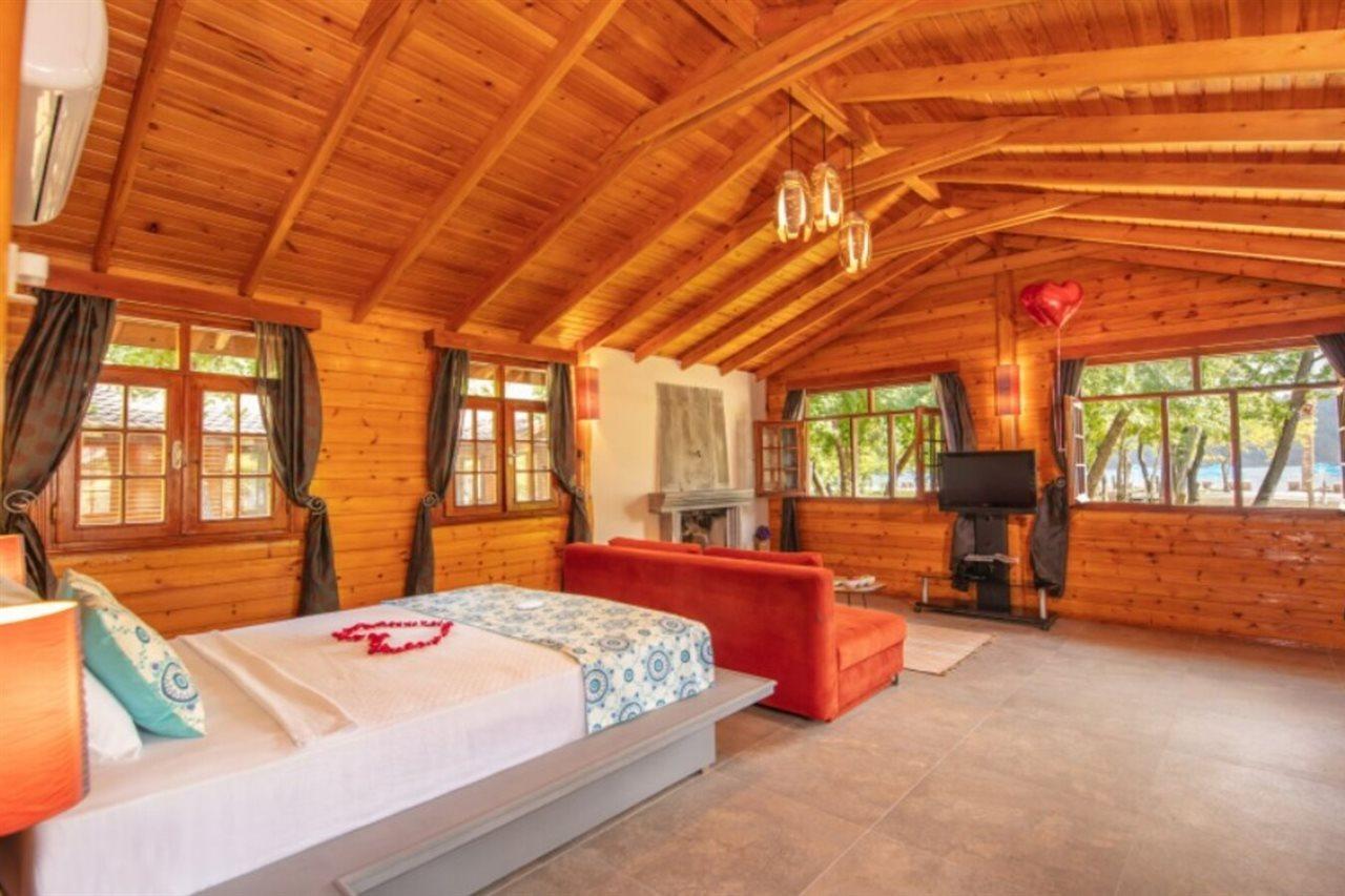 The Bay Club Otel
