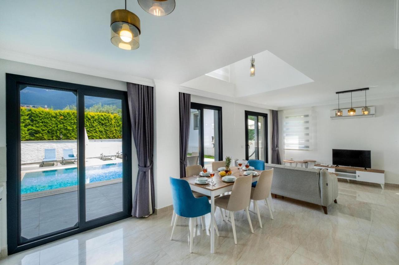 Modern Chic 4-bedroom With Private Pool And Garden In Hisaronu Villa *