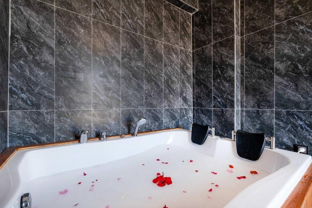 Sessiz Sakin Manzarali Sauna Ve Jakuzili,muestakil Havuzlu Villa Fethiye
