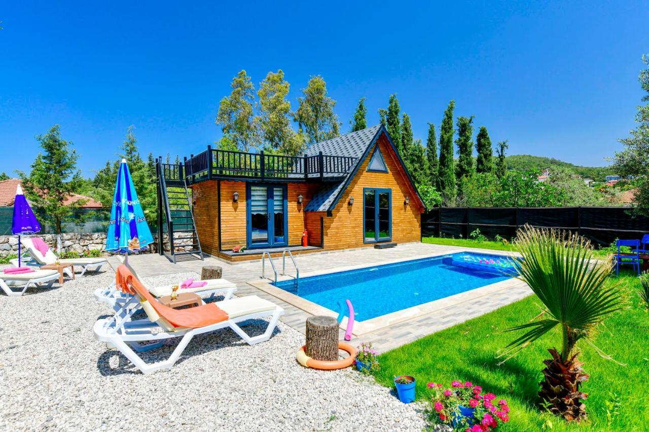 Tiny Smurf Chalet *
