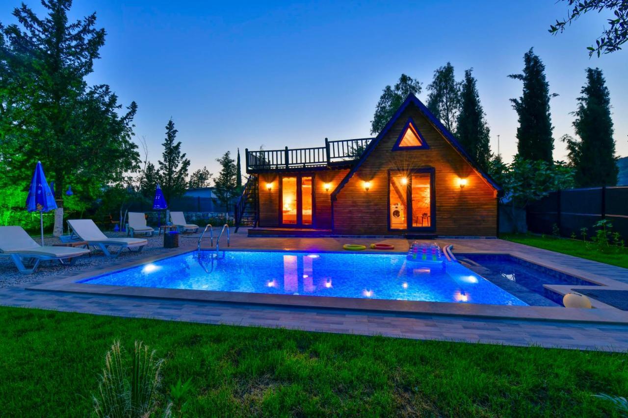 Tiny Smurf Chalet *