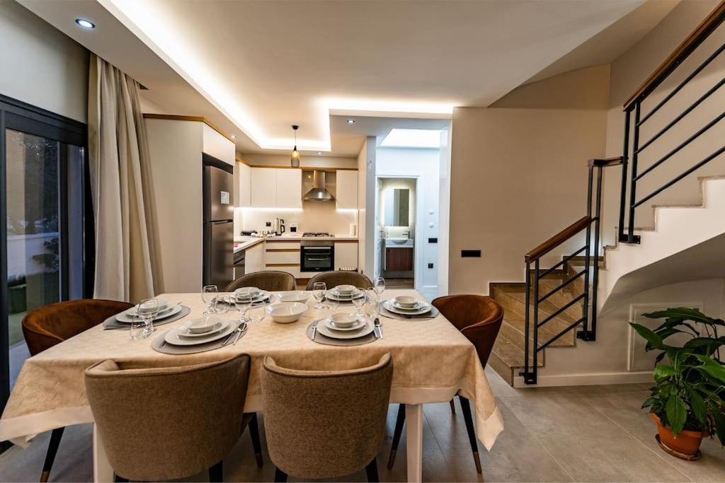 Merkezde 8 Kisilik Oezel Havuzlu Villa