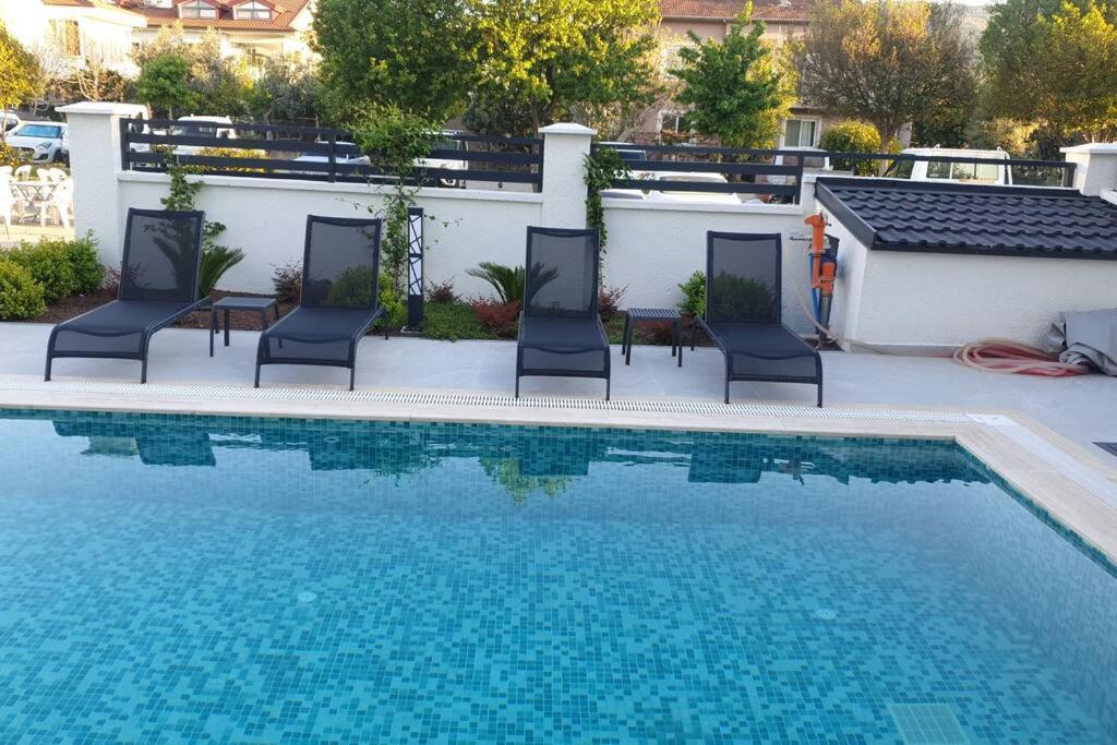 Merkezde 8 Kisilik Oezel Havuzlu Villa *