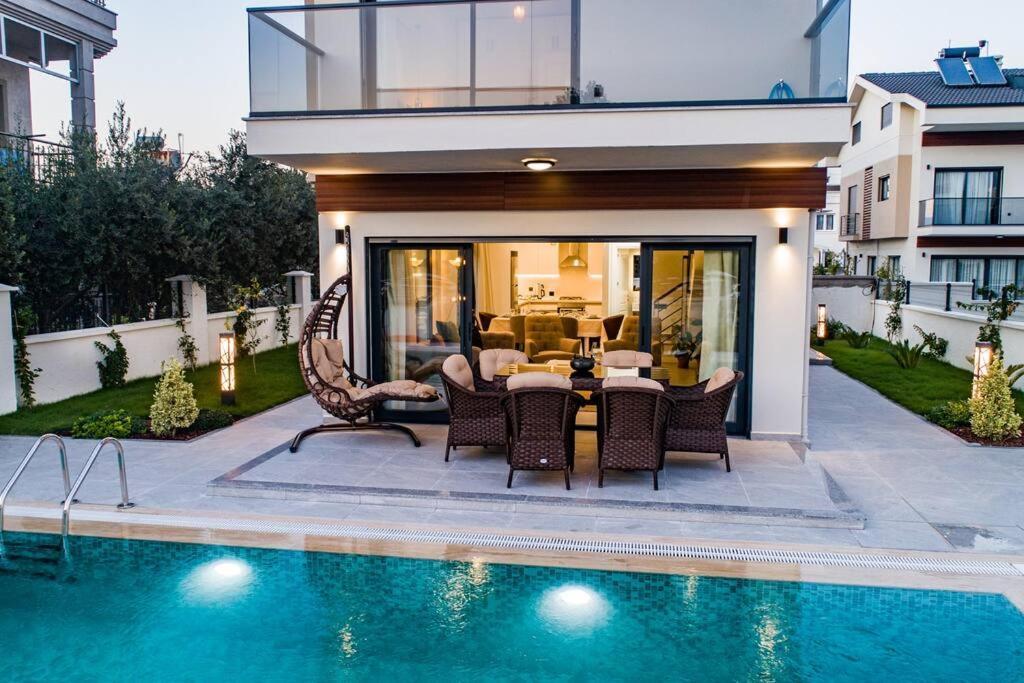 Merkezde 8 Kisilik Oezel Havuzlu Villa *