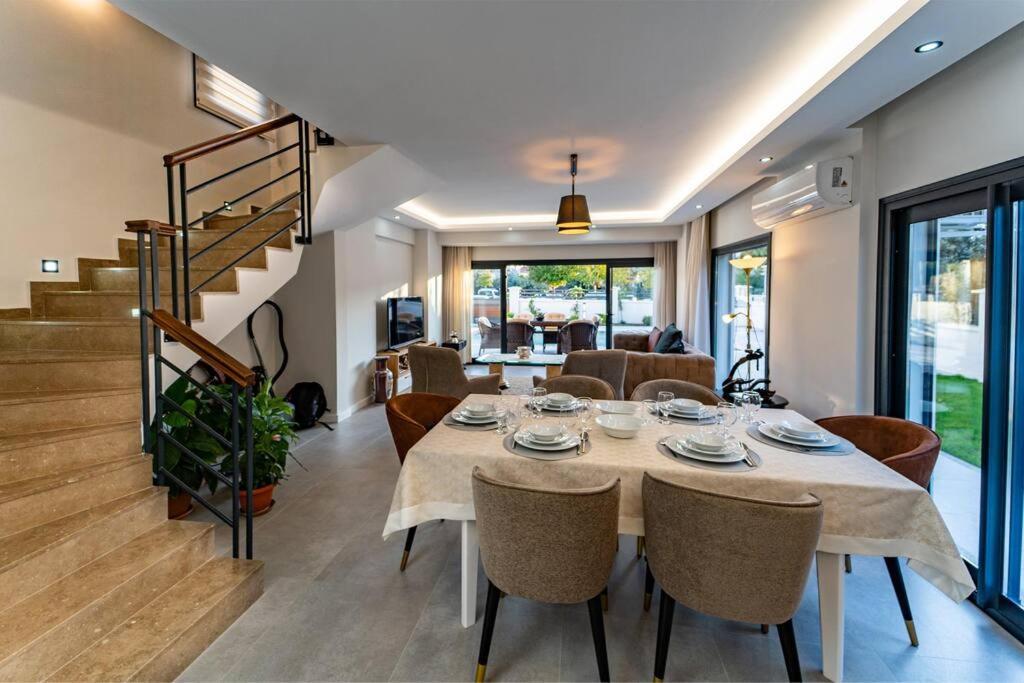 Merkezde 8 Kisilik Oezel Havuzlu Villa *