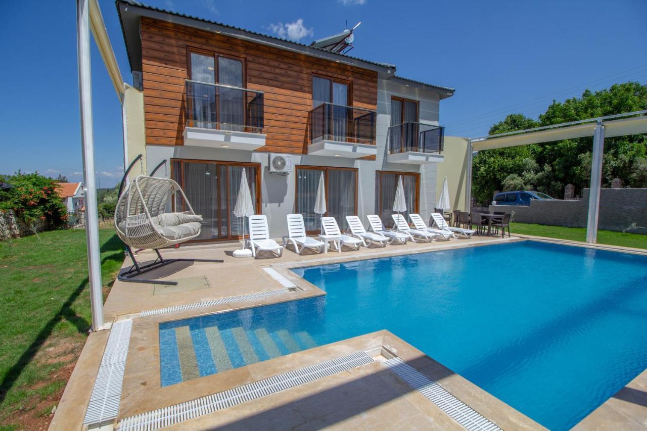 Mina Villa, Oezel Havuzlu,