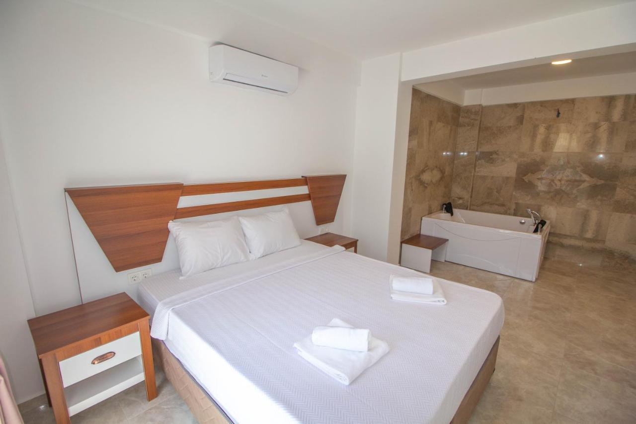 Mina Villa, Oezel Havuzlu, * Fethiye
