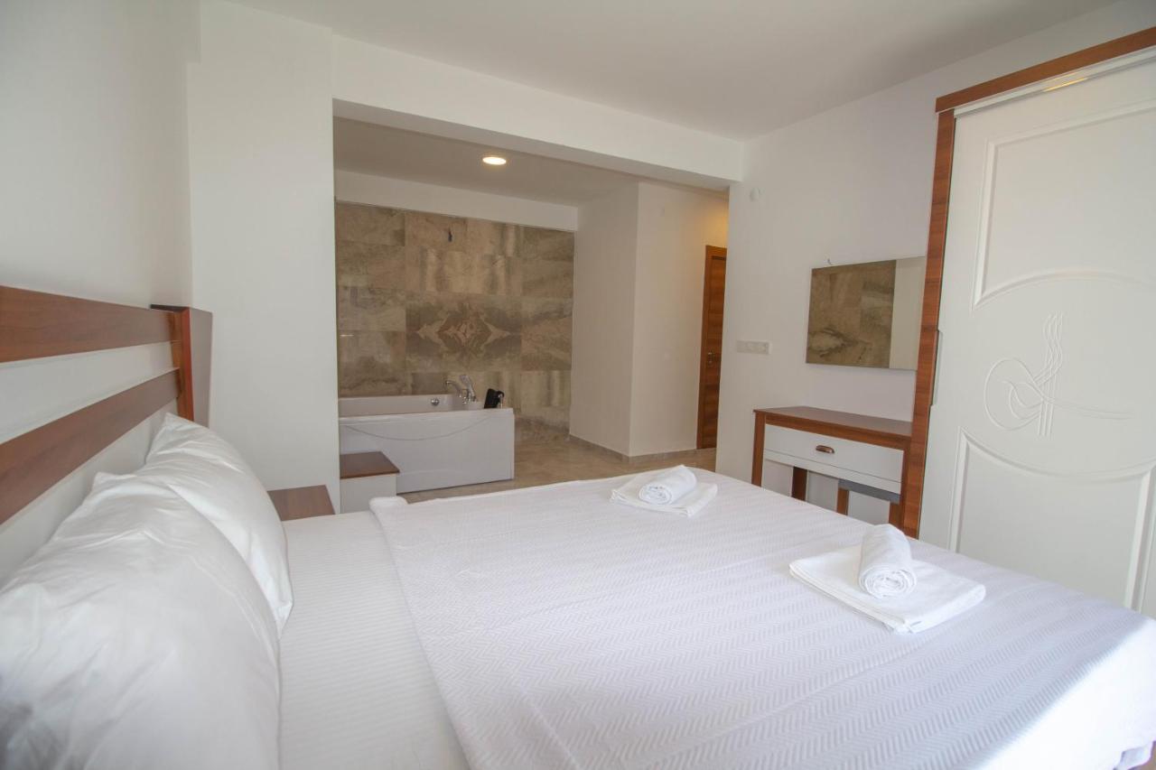 Mina Villa, Oezel Havuzlu, * Fethiye